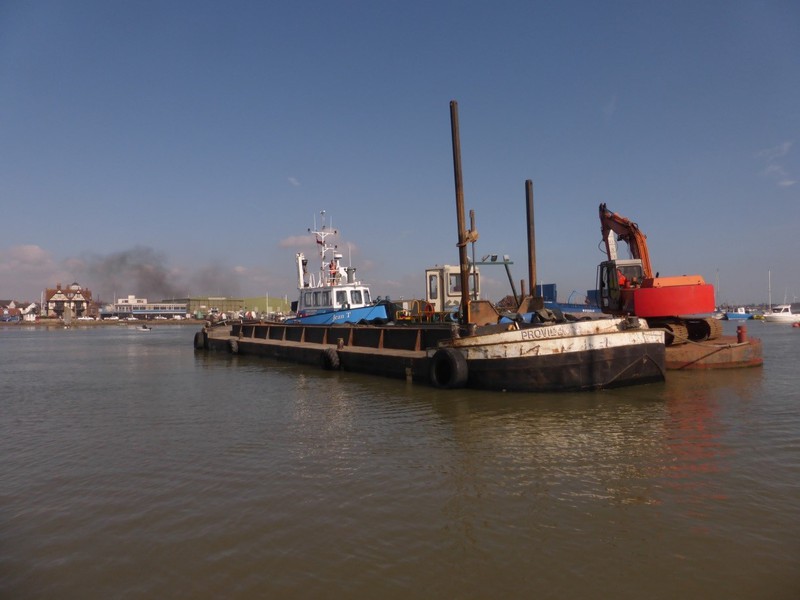 case study brightlingsea dredging mechanical dredging // cs_brightlingsea-dredging-mechanical-dredging.jpg (70 K)