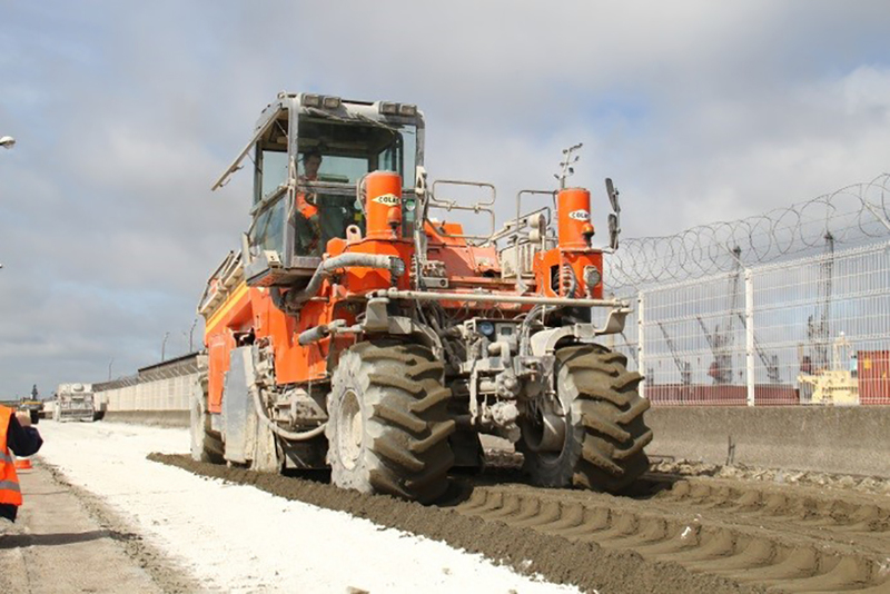 case study construction road freycinet 12 application hydraulic binders // cs_construction-road-freycinet-12-application-hydraulic-binders.jpg (332 K)